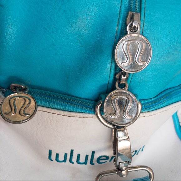 VINTAGE Lululemon Gym/Travel Bag - Picture 9 of 16